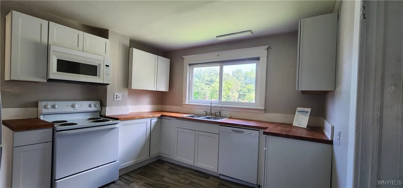 5374 Ridge Road, Lockport Town, New York 14094, Lockport Town, New York 14094, 3 Bedrooms Bedrooms, 8 Rooms Rooms,2 BathroomsBathrooms,Residential,For Sale,5374 Ridge Road, Lockport Town, New York 14094,B1623967