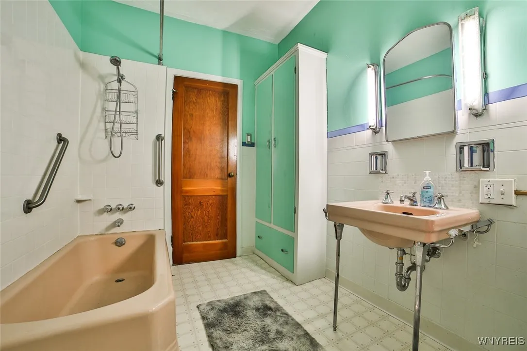 1811 Weston #1Bathroom
