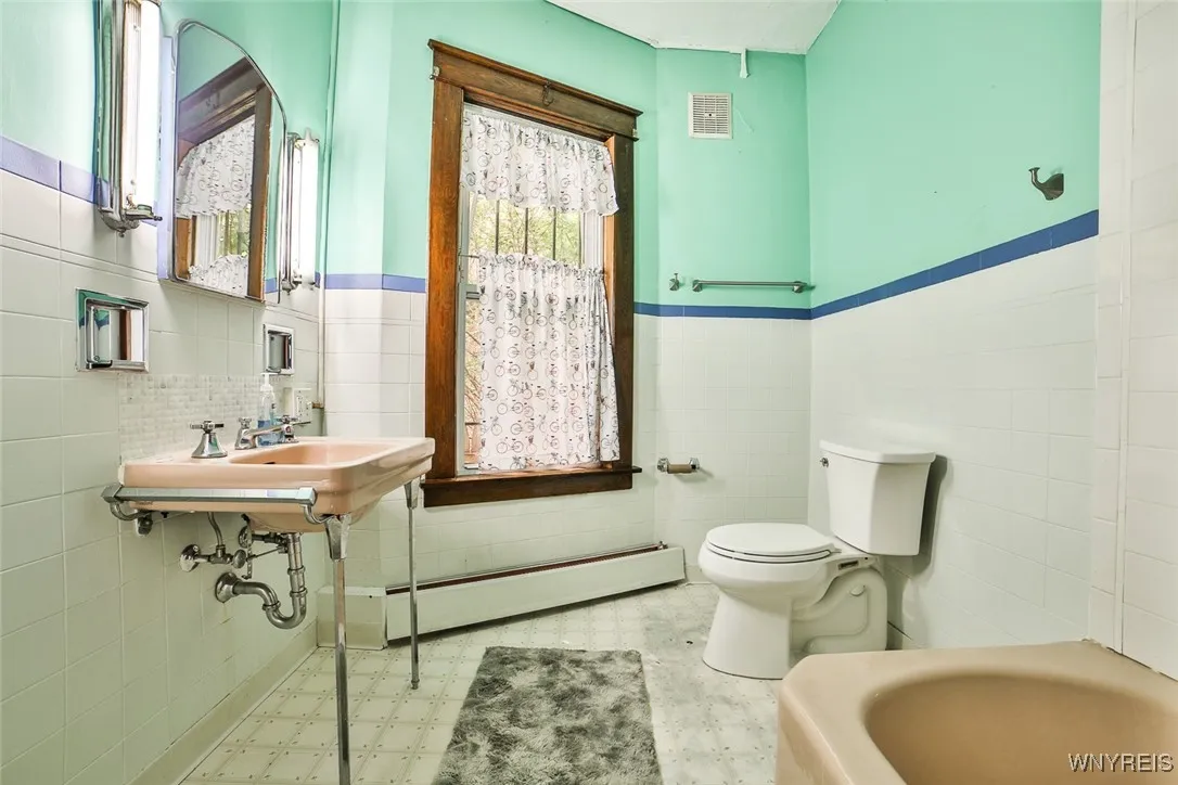 1811 Weston #1Bathroom