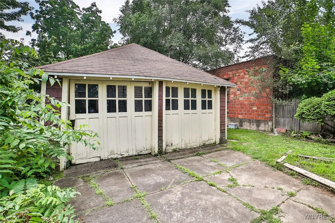 1811 Weston Garage
