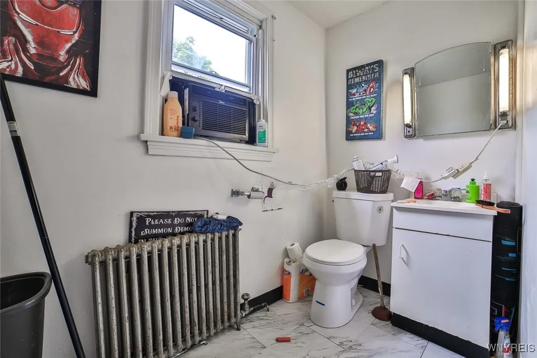 1811 Weston #3 Bathroom