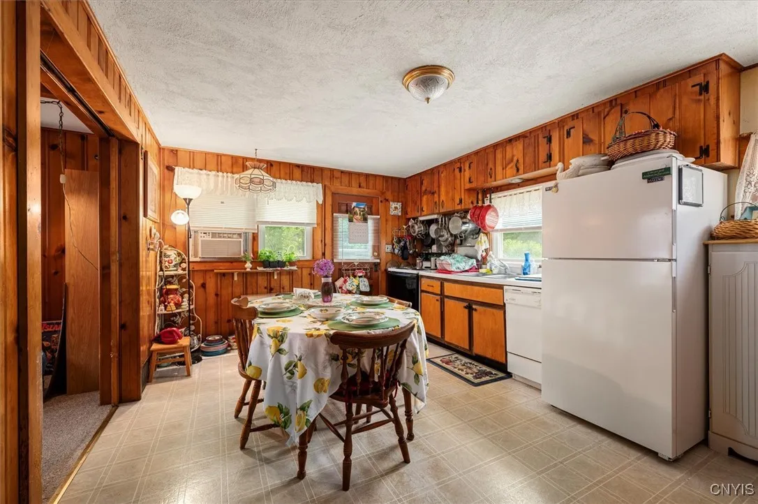 3904 Fountain Street, Kirkland, New York 13323, Kirkland, New York 13323, 4 Bedrooms Bedrooms, 7 Rooms Rooms,2 BathroomsBathrooms,Residential,For Sale,3904 Fountain Street, Kirkland, New York 13323,S1624355