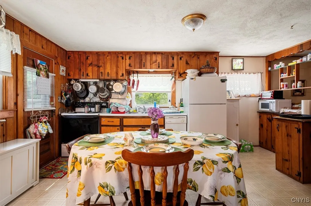 3904 Fountain Street, Kirkland, New York 13323, Kirkland, New York 13323, 4 Bedrooms Bedrooms, 7 Rooms Rooms,2 BathroomsBathrooms,Residential,For Sale,3904 Fountain Street, Kirkland, New York 13323,S1624355