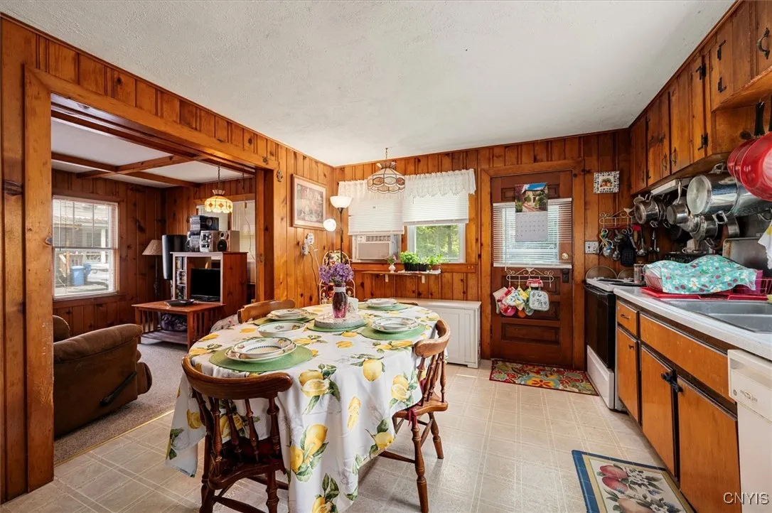 3904 Fountain Street, Kirkland, New York 13323, Kirkland, New York 13323, 4 Bedrooms Bedrooms, 7 Rooms Rooms,2 BathroomsBathrooms,Residential,For Sale,3904 Fountain Street, Kirkland, New York 13323,S1624355