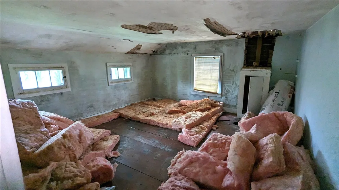 2nd floor room with bat insulation.