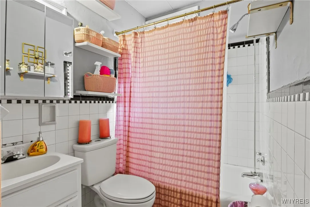 217 East Utica Street S, Buffalo, New York 14208, Buffalo, New York 14208, 6 Bedrooms Bedrooms, ,4 BathroomsBathrooms,Residential,For Sale,217 East Utica Street S, Buffalo, New York 14208,B1624401