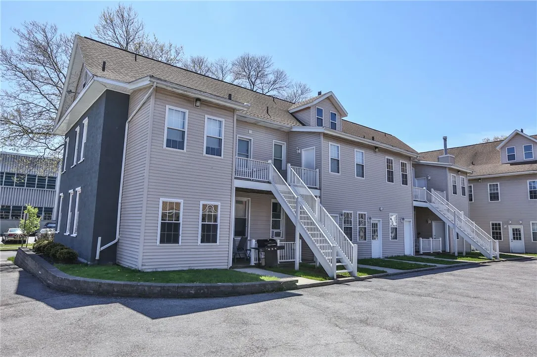 17 Russell Street 11, Rochester, New York 14607, Rochester, New York 14607, 1 Bedroom Bedrooms, 5 Rooms Rooms,1 BathroomBathrooms,Residential Lease,For Rent,17 Russell Street 11, Rochester, New York 14607,R1624296