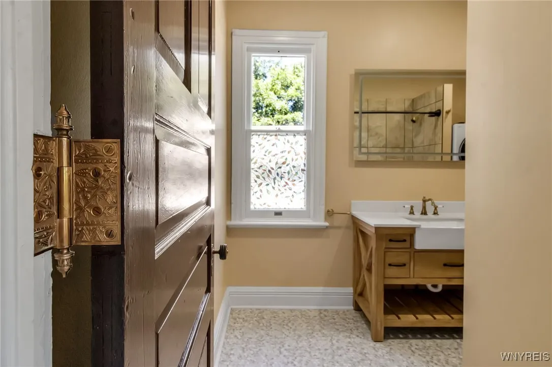 45 Saint Johns Place, Buffalo, New York 14201, Buffalo, New York 14201, 1 Bedroom Bedrooms, 6 Rooms Rooms,1 BathroomBathrooms,Residential Lease,For Rent,45 Saint Johns Place, Buffalo, New York 14201,B1624465