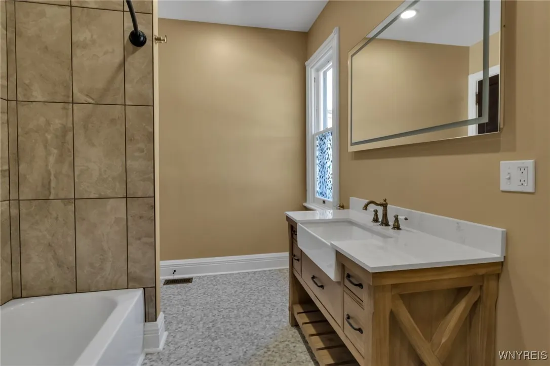 45 Saint Johns Place, Buffalo, New York 14201, Buffalo, New York 14201, 1 Bedroom Bedrooms, 6 Rooms Rooms,1 BathroomBathrooms,Residential Lease,For Rent,45 Saint Johns Place, Buffalo, New York 14201,B1624465