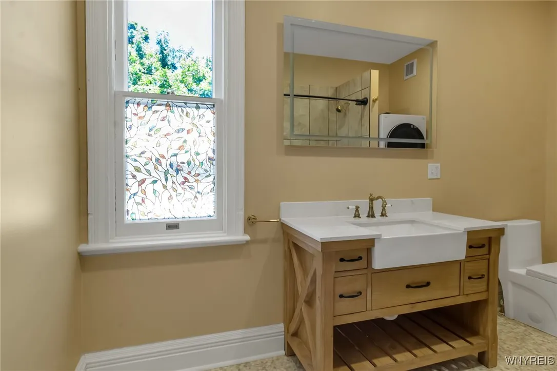 45 Saint Johns Place, Buffalo, New York 14201, Buffalo, New York 14201, 1 Bedroom Bedrooms, 6 Rooms Rooms,1 BathroomBathrooms,Residential Lease,For Rent,45 Saint Johns Place, Buffalo, New York 14201,B1624465