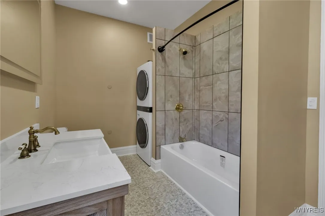 45 Saint Johns Place, Buffalo, New York 14201, Buffalo, New York 14201, 1 Bedroom Bedrooms, 6 Rooms Rooms,1 BathroomBathrooms,Residential Lease,For Rent,45 Saint Johns Place, Buffalo, New York 14201,B1624465