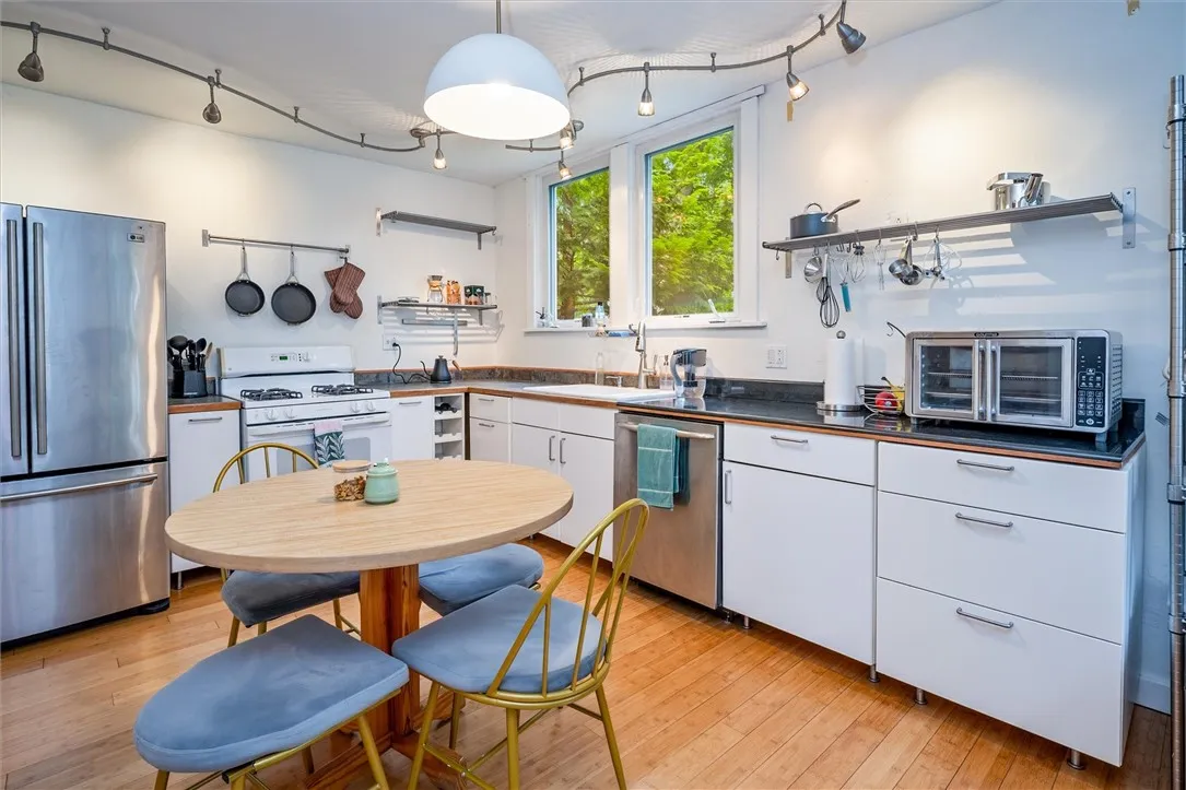 313 Linden Street, Rochester, New York 14620, Rochester, New York 14620, 3 Bedrooms Bedrooms, 7 Rooms Rooms,1 BathroomBathrooms,Residential,Closed,313 Linden Street, Rochester, New York 14620,0,R1623826