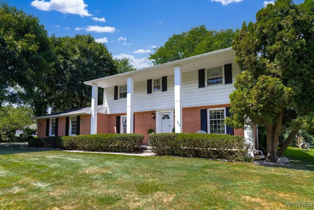 4900 Cliffside Drive West, Clarence, New York 1403, Clarence, New York 14031, 4 Bedrooms Bedrooms, 10 Rooms Rooms,1 BathroomBathrooms,Residential,For Sale,4900 Cliffside Drive West, Clarence, New York 1403,B1624428