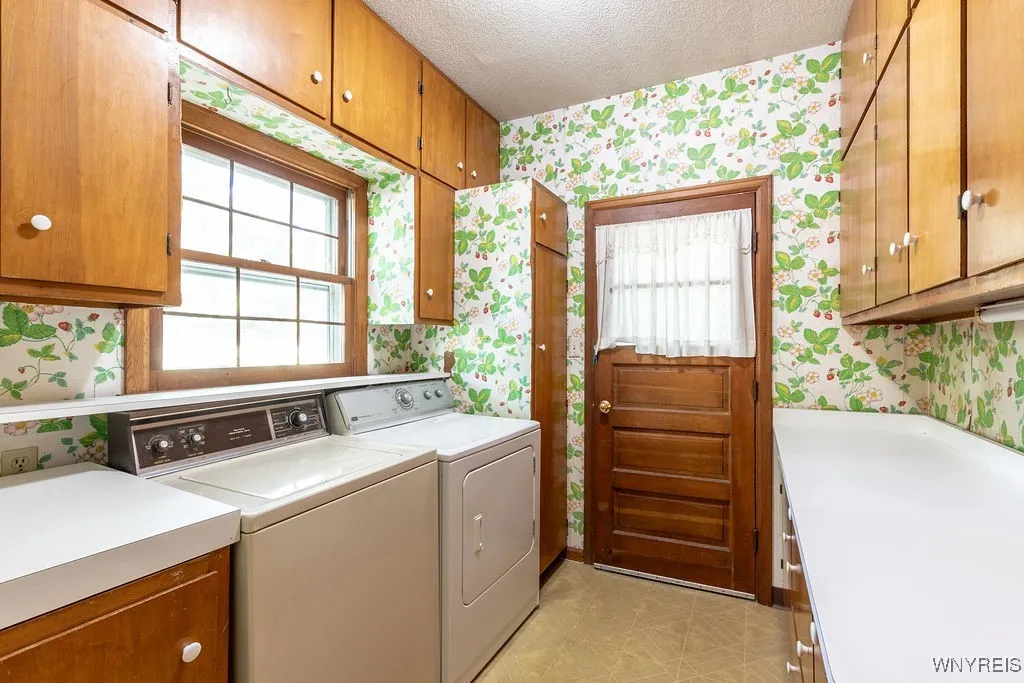 4900 Cliffside Drive West, Clarence, New York 1403, Clarence, New York 14031, 4 Bedrooms Bedrooms, 10 Rooms Rooms,1 BathroomBathrooms,Residential,For Sale,4900 Cliffside Drive West, Clarence, New York 1403,B1624428