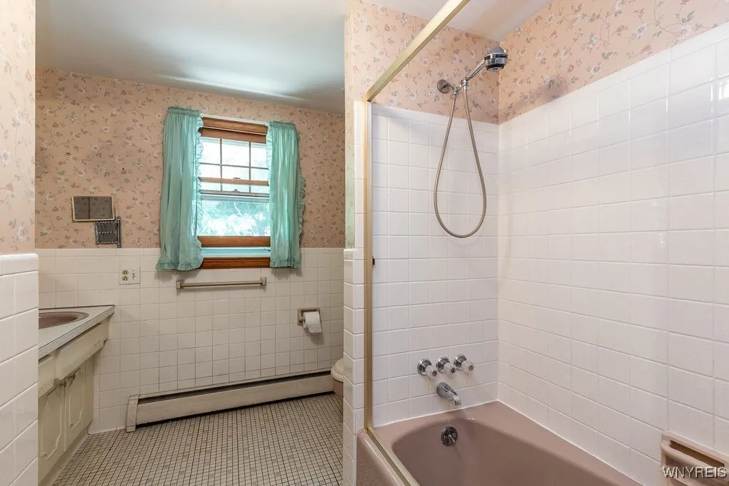 4900 Cliffside Drive West, Clarence, New York 1403, Clarence, New York 14031, 4 Bedrooms Bedrooms, 10 Rooms Rooms,1 BathroomBathrooms,Residential,For Sale,4900 Cliffside Drive West, Clarence, New York 1403,B1624428