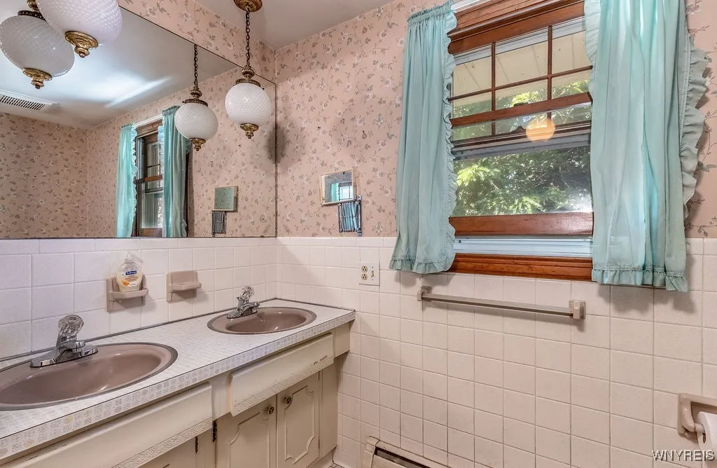 4900 Cliffside Drive West, Clarence, New York 1403, Clarence, New York 14031, 4 Bedrooms Bedrooms, 10 Rooms Rooms,1 BathroomBathrooms,Residential,For Sale,4900 Cliffside Drive West, Clarence, New York 1403,B1624428