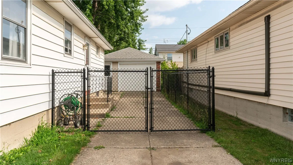 358 Abbington Avenue, Tonawanda, New York 14223, Tonawanda, New York 14223, 3 Bedrooms Bedrooms, 6 Rooms Rooms,1 BathroomBathrooms,Residential,For Sale,358 Abbington Avenue, Tonawanda, New York 14223,B1623943