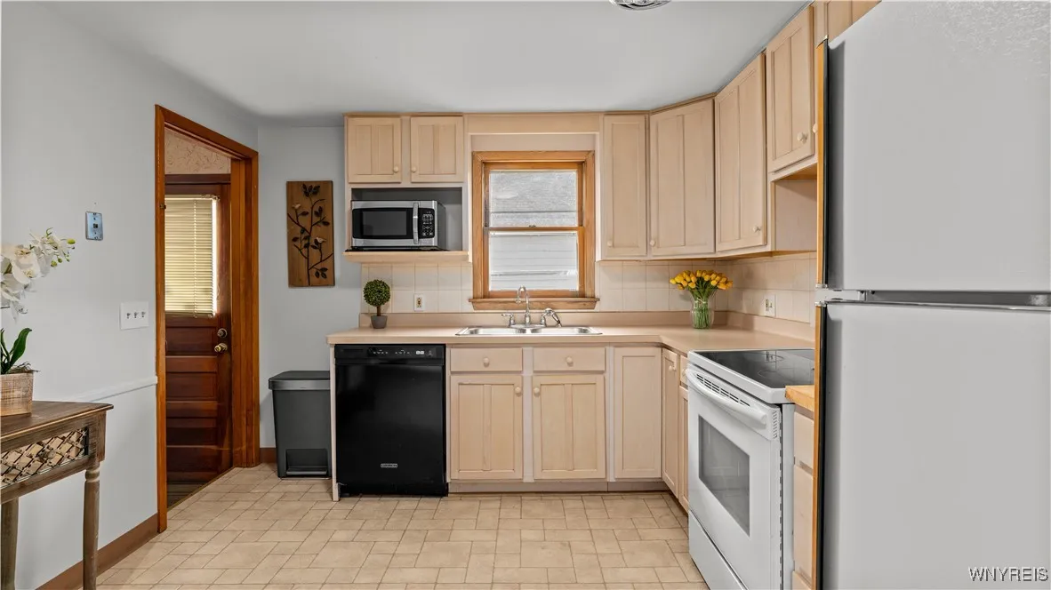 358 Abbington Avenue, Tonawanda, New York 14223, Tonawanda, New York 14223, 3 Bedrooms Bedrooms, 6 Rooms Rooms,1 BathroomBathrooms,Residential,For Sale,358 Abbington Avenue, Tonawanda, New York 14223,B1623943