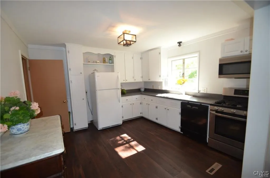 6891 Woodchuck Hill Road, Dewitt, New York 13066, De Witt, New York 13066, 4 Bedrooms Bedrooms, 10 Rooms Rooms,2 BathroomsBathrooms,Residential Lease,For Rent,6891 Woodchuck Hill Road, Dewitt, New York 13066,S1624613