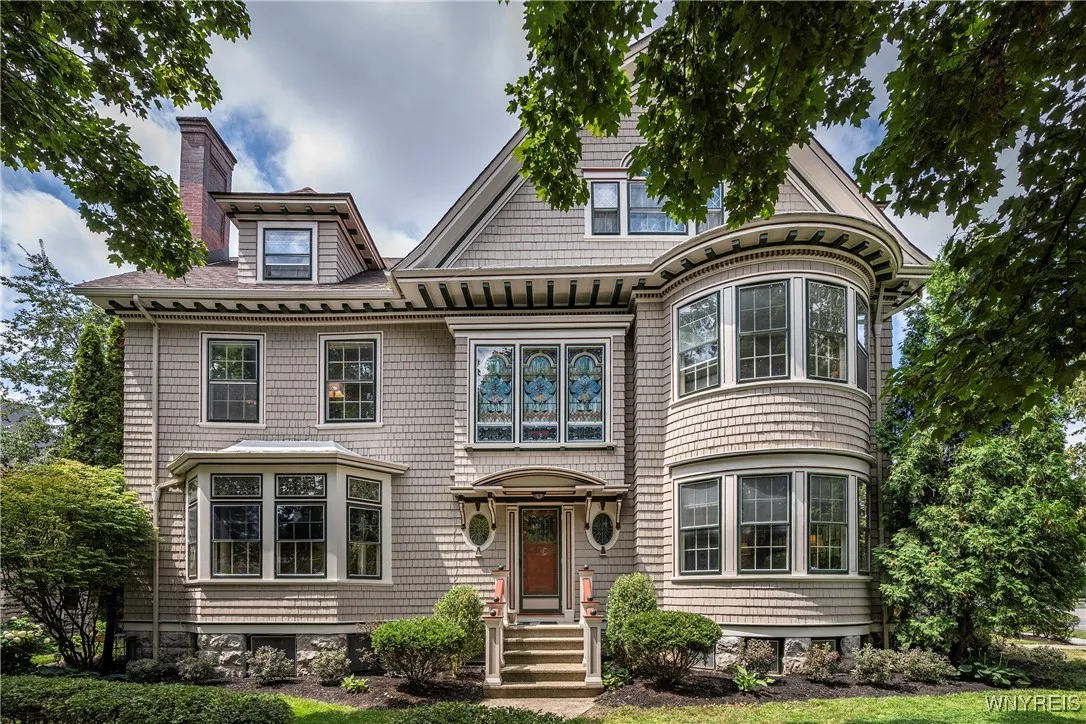33 Colonial Circle, Buffalo, New York 14222, Buffalo, New York 14222, 5 Bedrooms Bedrooms, 17 Rooms Rooms,3 BathroomsBathrooms,Residential,For Sale,33 Colonial Circle, Buffalo, New York 14222,B1623894
