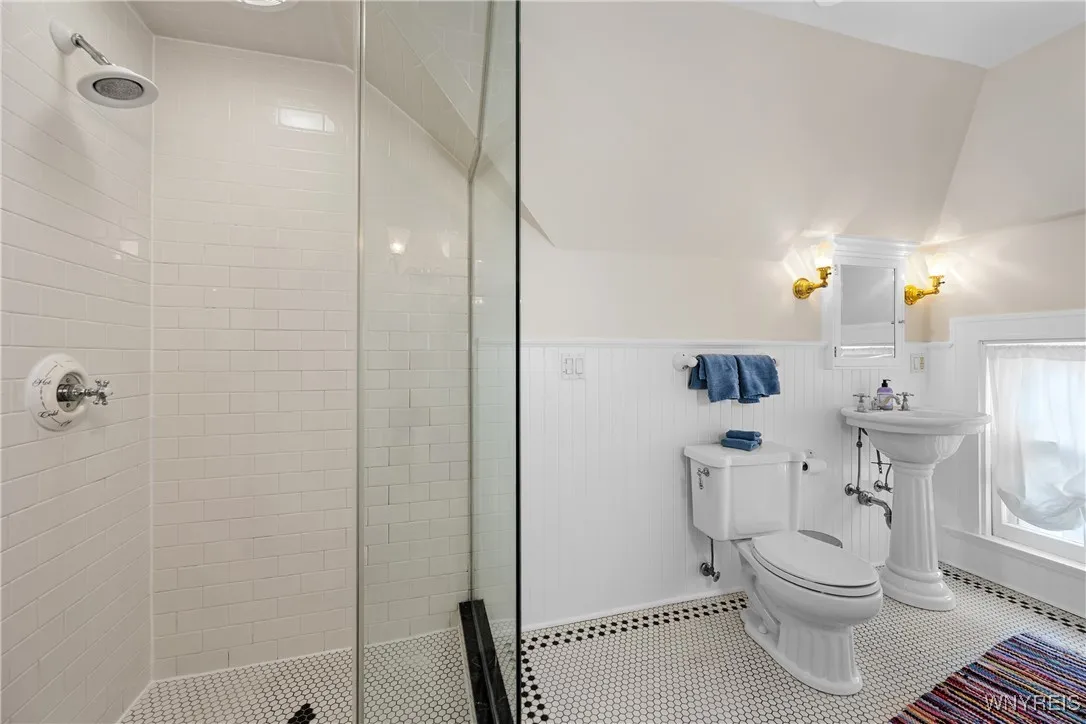 33 Colonial Circle, Buffalo, New York 14222, Buffalo, New York 14222, 5 Bedrooms Bedrooms, 17 Rooms Rooms,3 BathroomsBathrooms,Residential,For Sale,33 Colonial Circle, Buffalo, New York 14222,B1623894