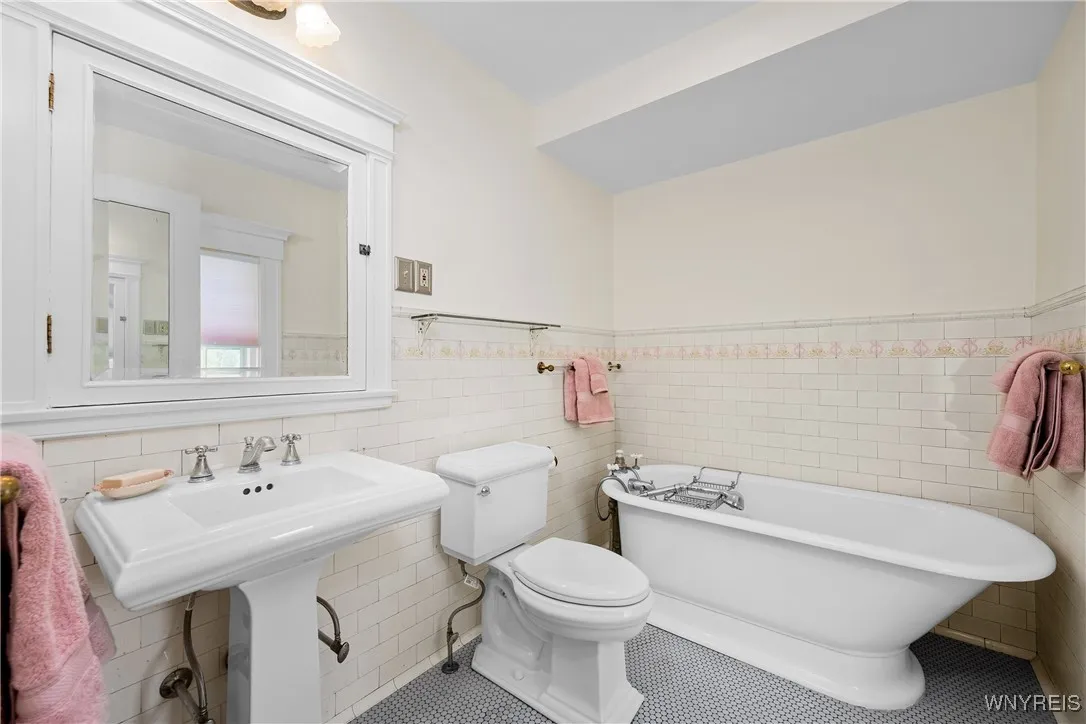 33 Colonial Circle, Buffalo, New York 14222, Buffalo, New York 14222, 5 Bedrooms Bedrooms, 17 Rooms Rooms,3 BathroomsBathrooms,Residential,For Sale,33 Colonial Circle, Buffalo, New York 14222,B1623894