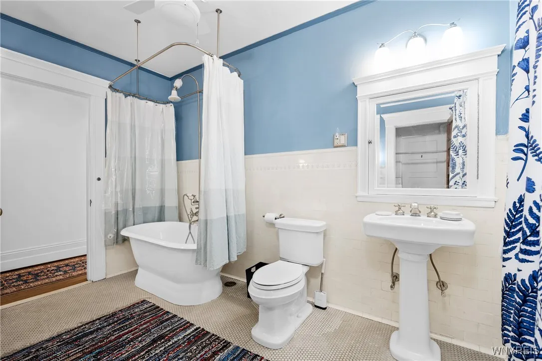 33 Colonial Circle, Buffalo, New York 14222, Buffalo, New York 14222, 5 Bedrooms Bedrooms, 17 Rooms Rooms,3 BathroomsBathrooms,Residential,For Sale,33 Colonial Circle, Buffalo, New York 14222,B1623894