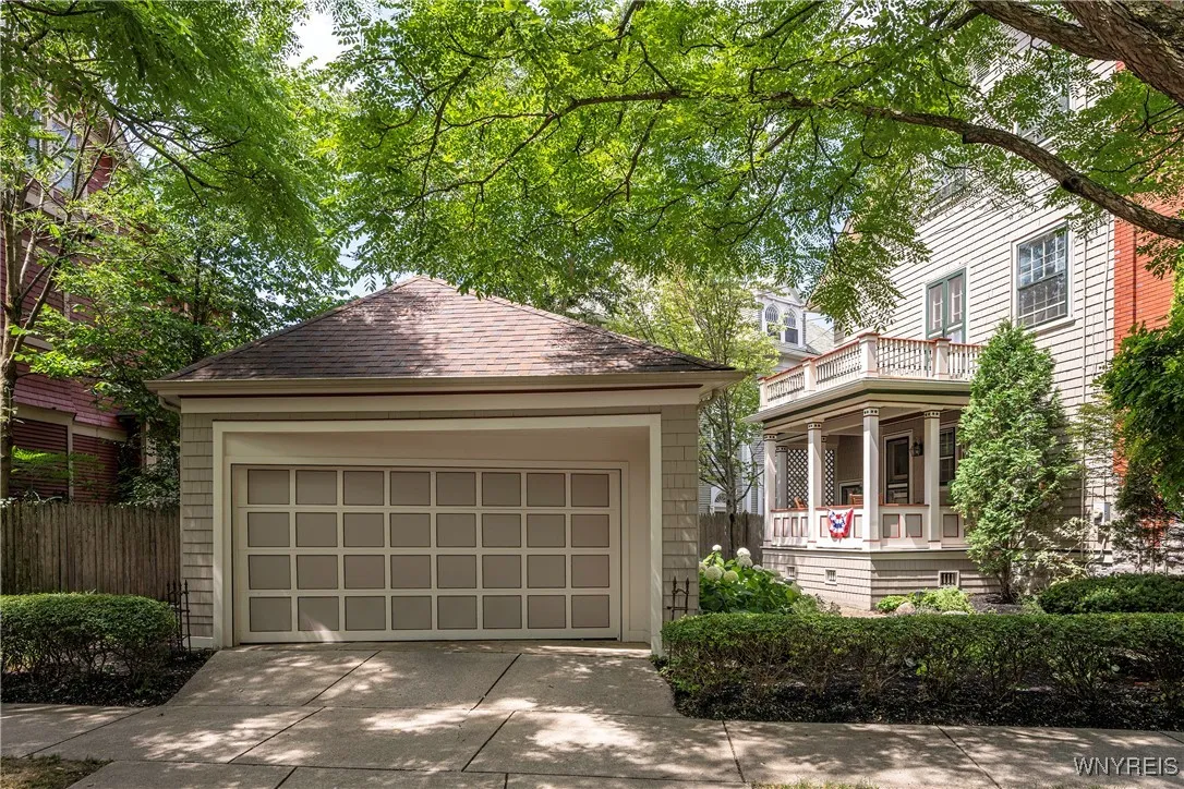 33 Colonial Circle, Buffalo, New York 14222, Buffalo, New York 14222, 5 Bedrooms Bedrooms, 17 Rooms Rooms,3 BathroomsBathrooms,Residential,For Sale,33 Colonial Circle, Buffalo, New York 14222,B1623894