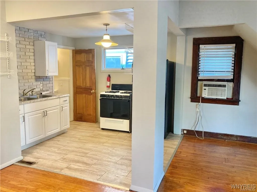 1042 Elmwood Avenue, Buffalo, New York 14222, Buffalo, New York 14222, 3 Bedrooms Bedrooms, ,4 BathroomsBathrooms,Residential,For Sale,1042 Elmwood Avenue, Buffalo, New York 14222,B1624629