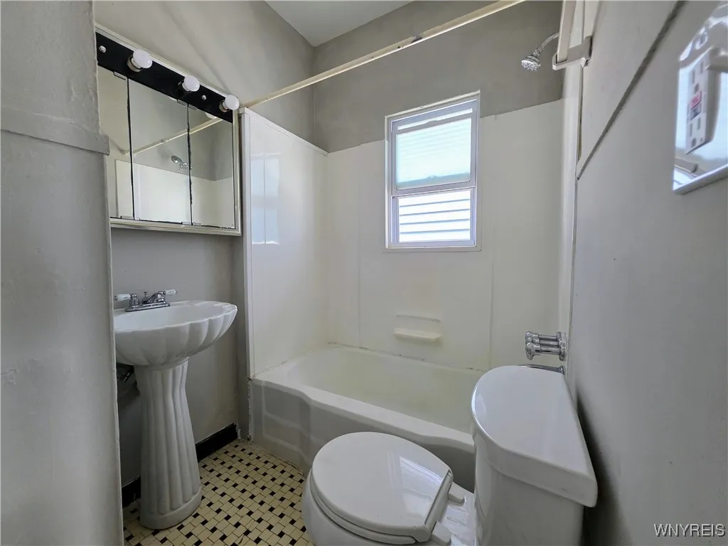 1042 Elmwood Avenue, Buffalo, New York 14222, Buffalo, New York 14222, 3 Bedrooms Bedrooms, ,4 BathroomsBathrooms,Residential,For Sale,1042 Elmwood Avenue, Buffalo, New York 14222,B1624629