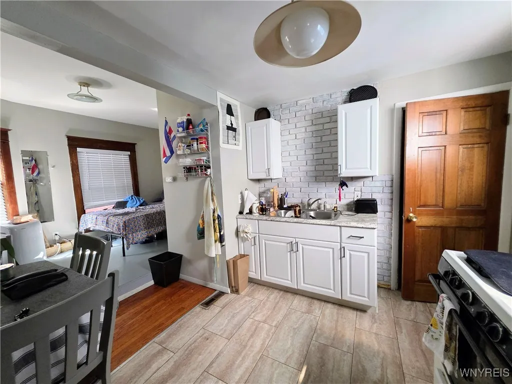 1042 Elmwood Avenue, Buffalo, New York 14222, Buffalo, New York 14222, 3 Bedrooms Bedrooms, ,4 BathroomsBathrooms,Residential,For Sale,1042 Elmwood Avenue, Buffalo, New York 14222,B1624629