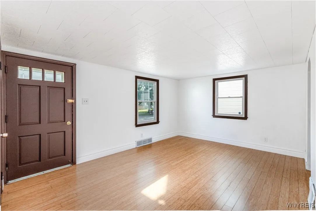 39 Ladner Avenue, Buffalo, New York 14220, Buffalo, New York 14220, 3 Bedrooms Bedrooms, 5 Rooms Rooms,1 BathroomBathrooms,Residential,For Sale,39 Ladner Avenue, Buffalo, New York 14220,B1619072