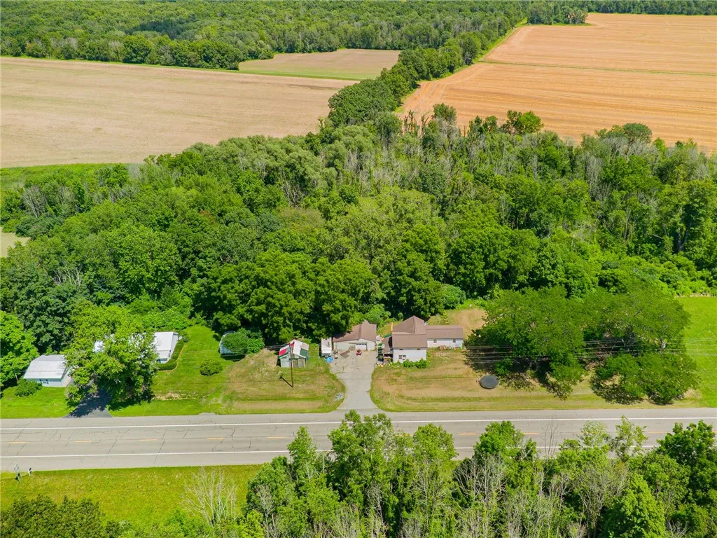 HUGE DEIVEWAY for lots of parking