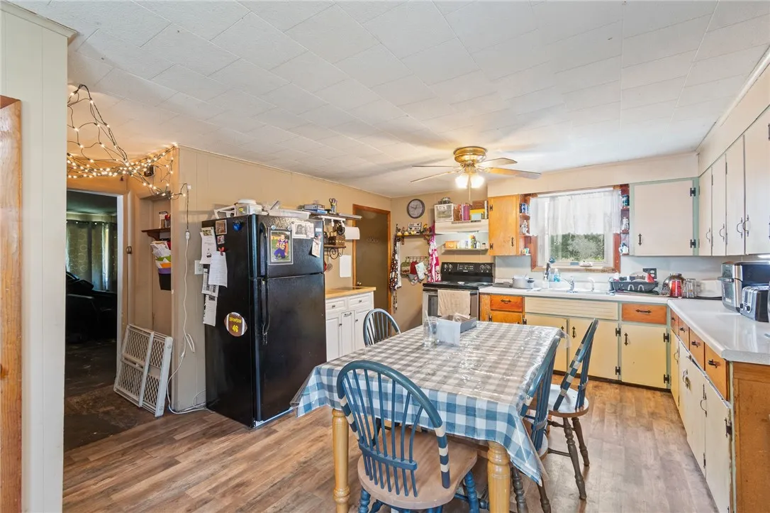 COUNTRY KITCHEN! Newer flooring too!