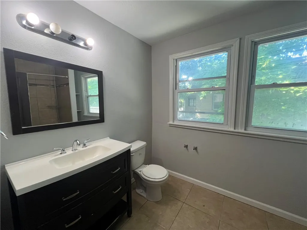 Bathroom (upstairs)