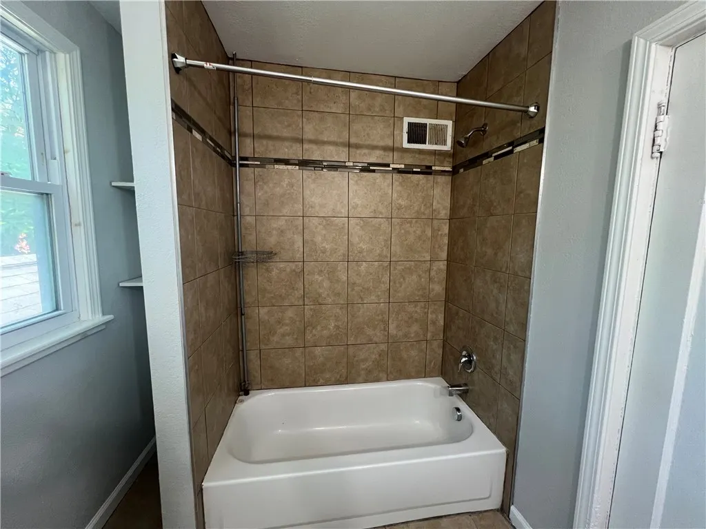 Bathroom (upstairs)