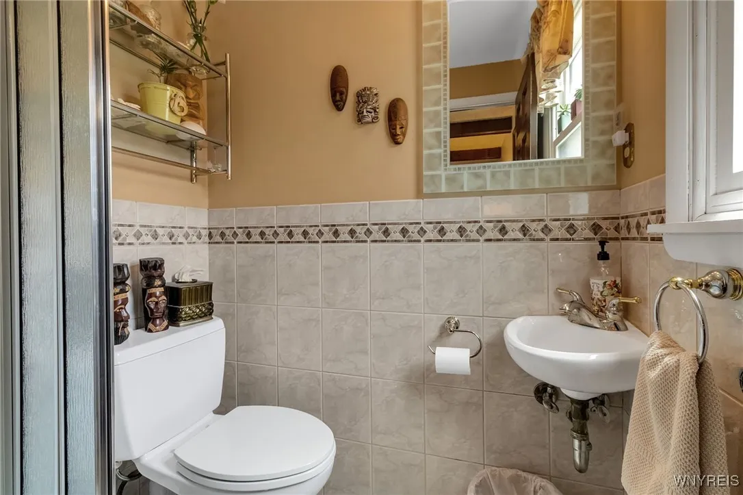 1st floor Full Bathroom
