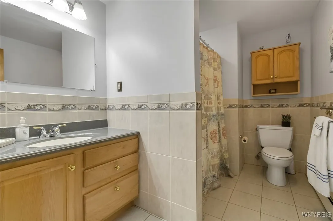Second floor Full Bathroom
