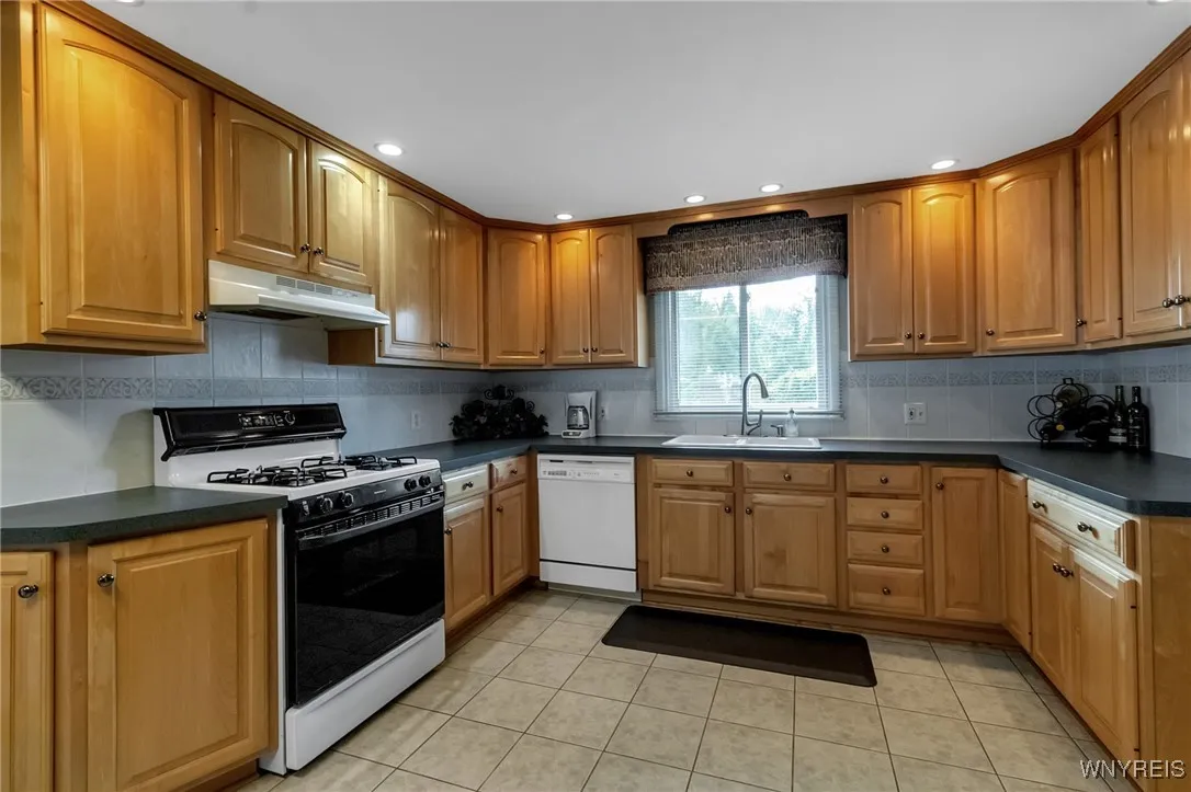 Eat-in Kitchen
