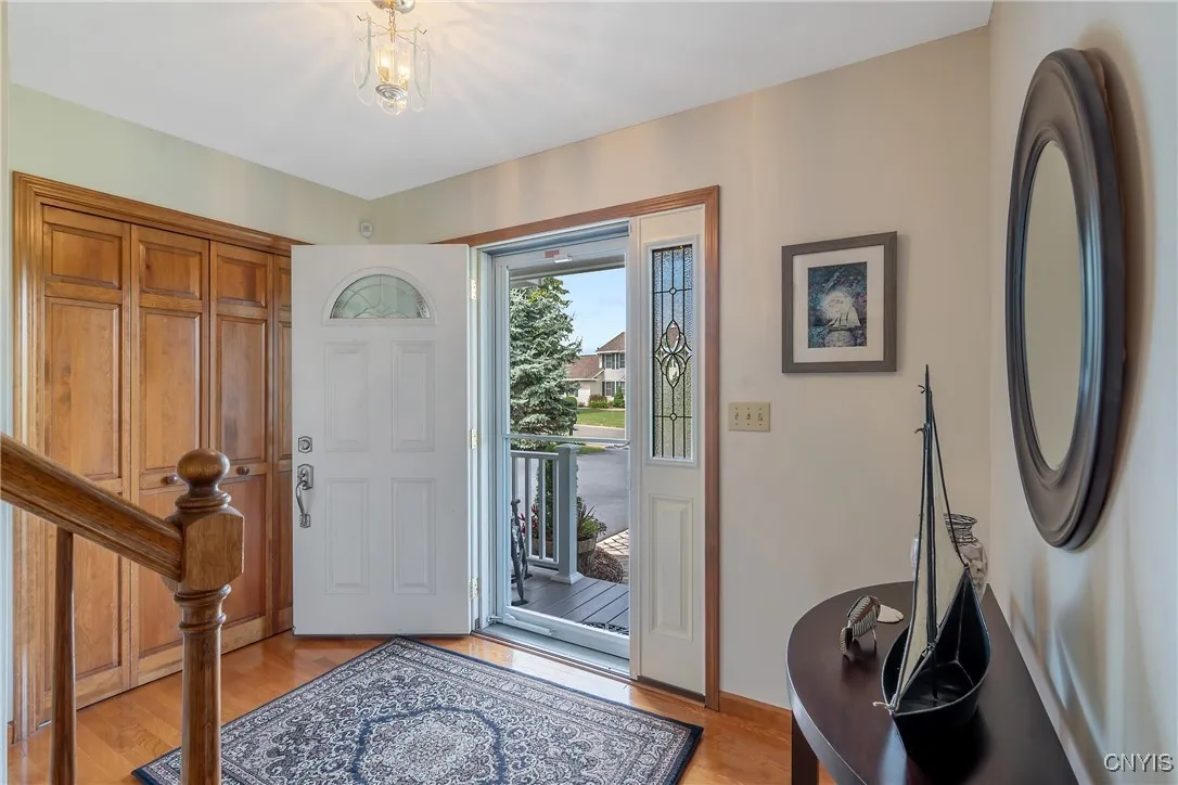 Foyer w large coat closet