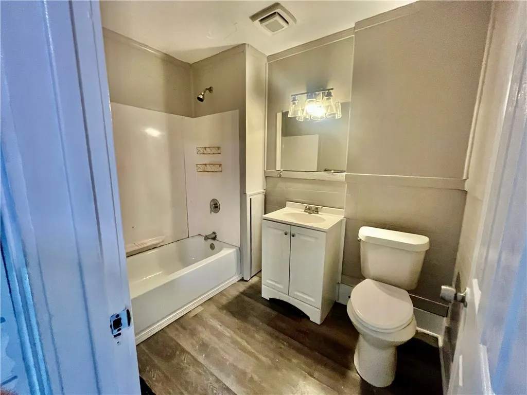 342 Champlain Street 340, Rochester, New York 1461, Rochester, New York 14611, 2 Bedrooms Bedrooms, 6 Rooms Rooms,1 BathroomBathrooms,Residential Lease,For Rent,342 Champlain Street 340, Rochester, New York 1461,R1624663