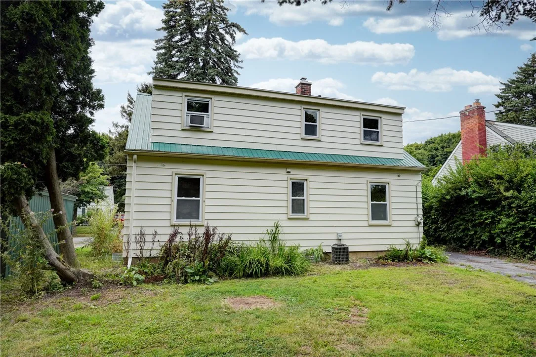 146 Meadowbrook Road, Rochester, New York 14620, Rochester, New York 14620, 3 Bedrooms Bedrooms, 7 Rooms Rooms,2 BathroomsBathrooms,Residential Lease,For Rent,146 Meadowbrook Road, Rochester, New York 14620,R1624292