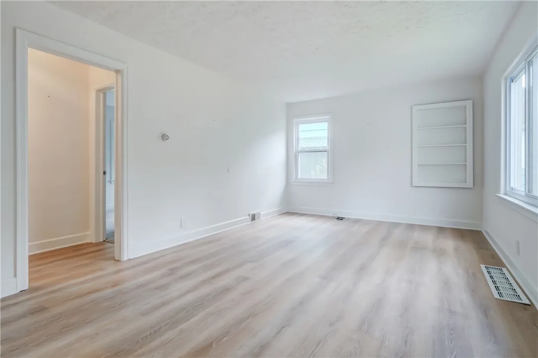 146 Meadowbrook Road, Rochester, New York 14620, Rochester, New York 14620, 3 Bedrooms Bedrooms, 7 Rooms Rooms,2 BathroomsBathrooms,Residential Lease,For Rent,146 Meadowbrook Road, Rochester, New York 14620,R1624292