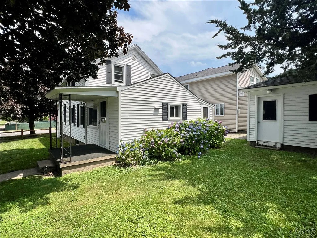 148 East 9th Street, Oswego, New York 13126, Oswego, New York 13126, 2 Bedrooms Bedrooms, 9 Rooms Rooms,1 BathroomBathrooms,Residential,Closed,148 East 9th Street, Oswego, New York 13126,0,S1624826