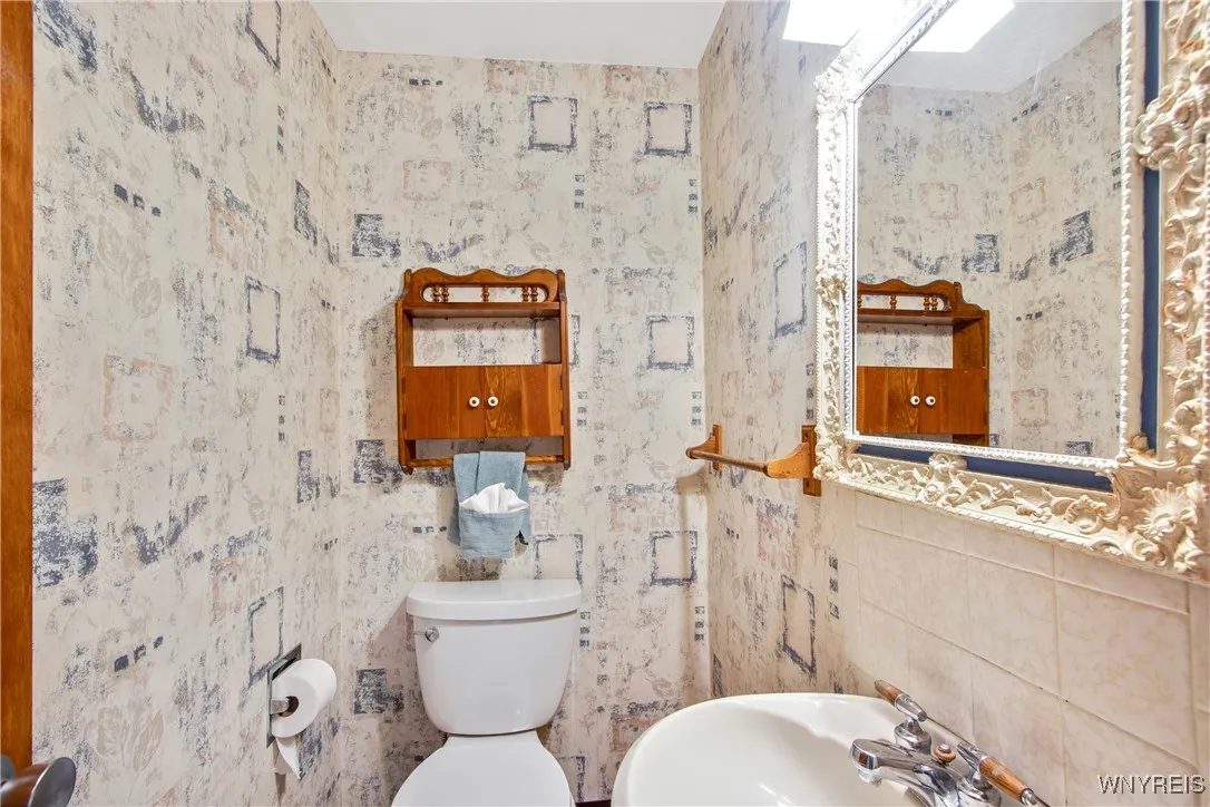 1/2 bath, floor 1