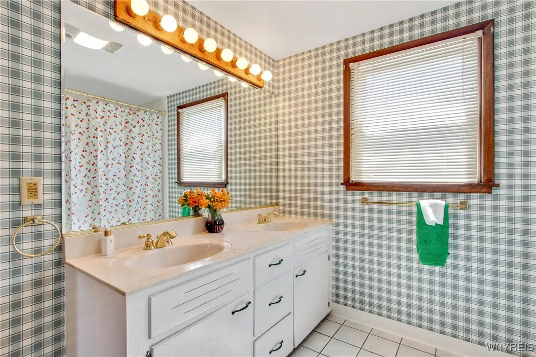 Floor 2, full bath