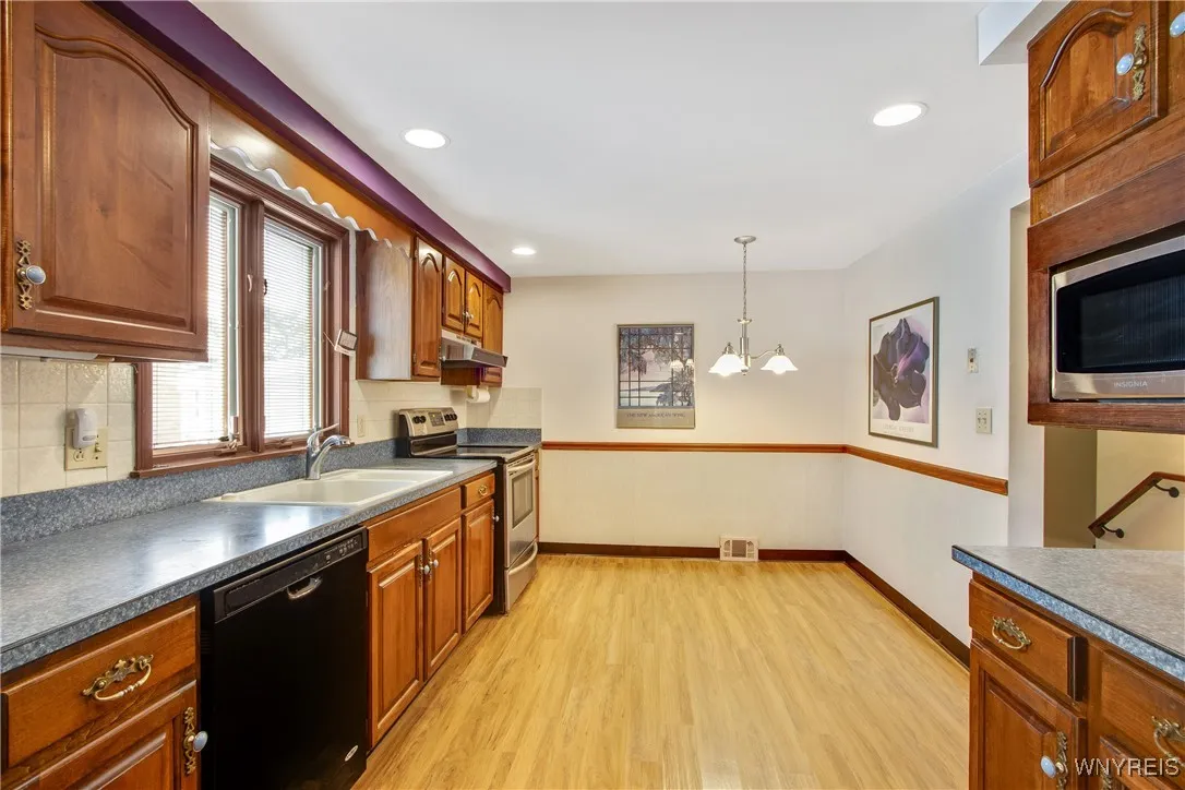 Kitchen, plenty of cabinet space