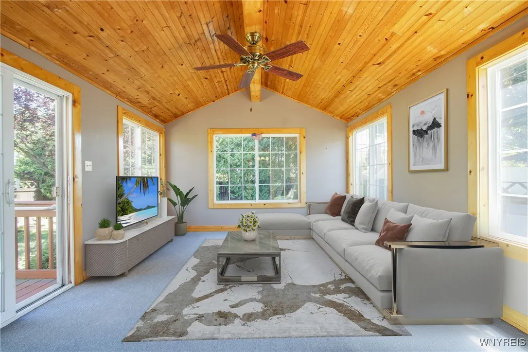 (virtually staged) Sunroom