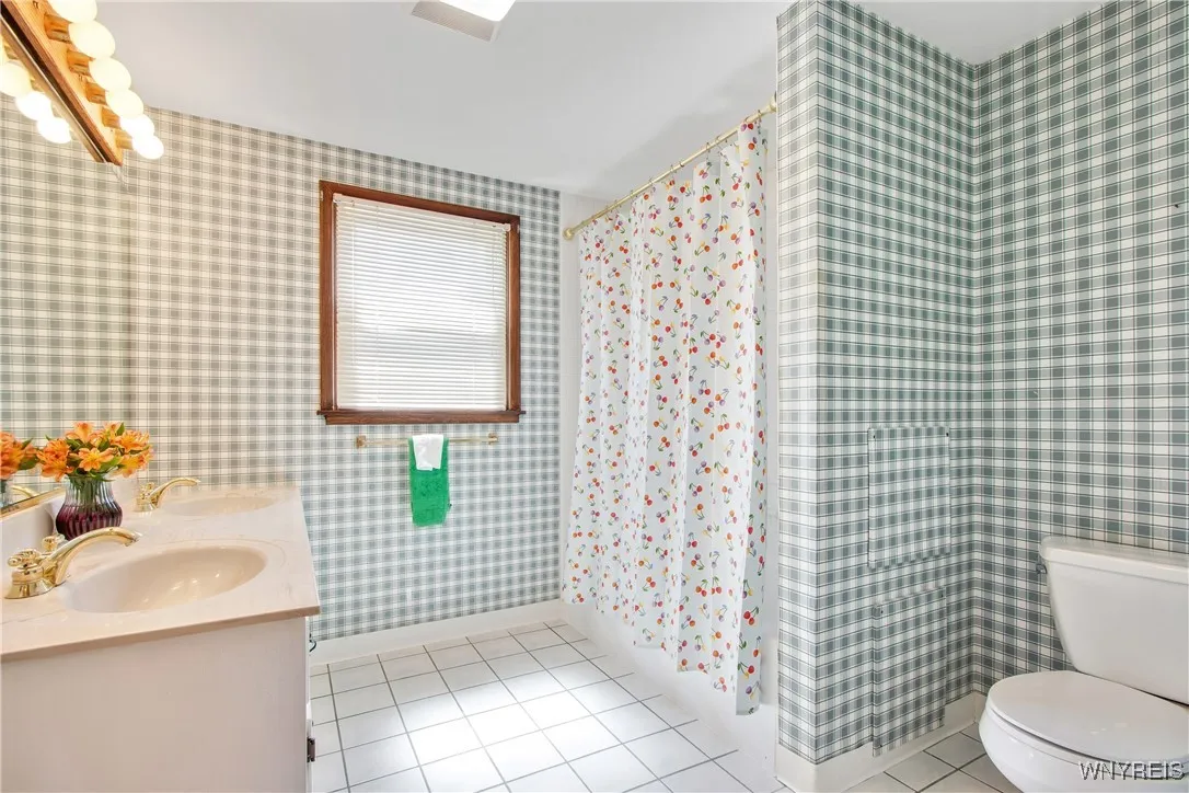 Floor 2, full bath