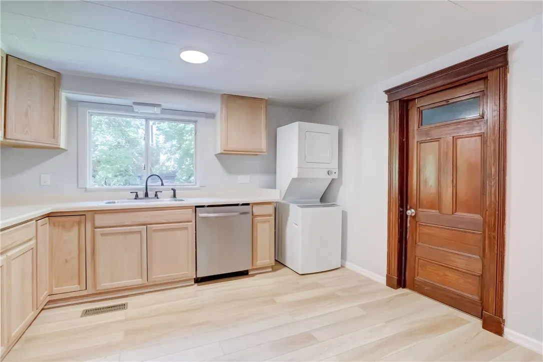 32 Birch Crescent 1, Rochester, New York 14607, Rochester, New York 14607, 2 Bedrooms Bedrooms, 6 Rooms Rooms,2 BathroomsBathrooms,Residential Lease,For Rent,32 Birch Crescent 1, Rochester, New York 14607,R1624914